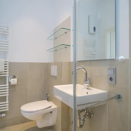 Bernie Am Apartment *